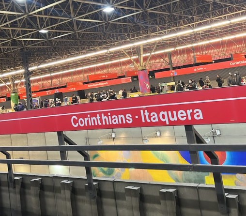 Zagueiro do Corinthians distribui camisas na estação de metrô após partida