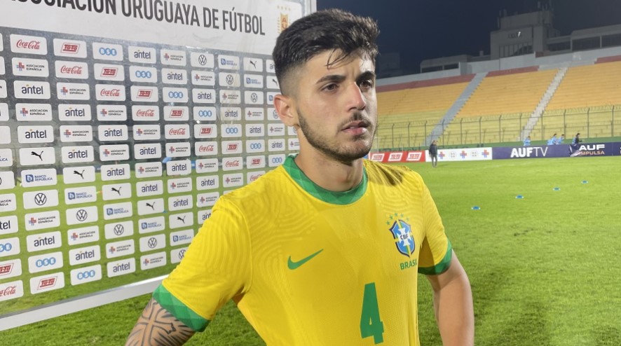 Jovem zagueiro do São Paulo comemora primeiro gol com camisa da Seleção