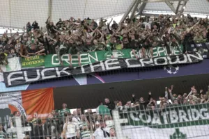 Uefa multa Celtic por faixa contra a monarquia após morte da rainha