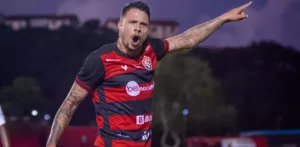 Série C: Fabio Mota, presidente do Vitória, diz que a chances da renovação de Rafinha aumentaram