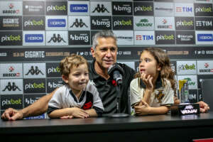 Jorginho exalta garotos do Vasco, mas contém a euforia após vitória