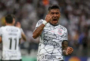 Paulinho treina com bola no Corinthians pela primeira vez em cinco meses