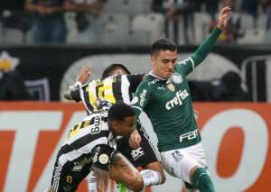Após reclamação do Palmeiras, CBF libera áudio do VAR de pisão em Atuesta 