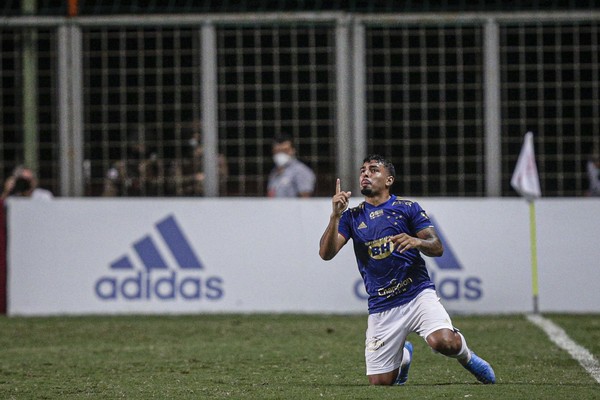 Corinthians aguarda definição do Cruzeiro para acertar com lateral do Guarani