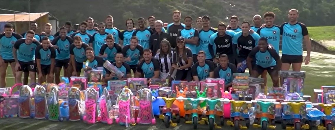 Elenco do Botafogo junto com a família do ex-motorista do clube, Maurão