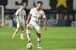 Camacho celebra 1º gol após mais de um ano no Santos