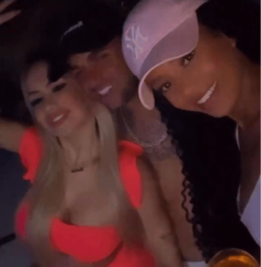 Fora de jogo do Santos por lesão, Luan é visto em farra com duas mulheres
