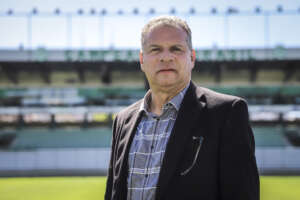 Após semanas de negociações, Juventude oficializa Celso Roth como treinador