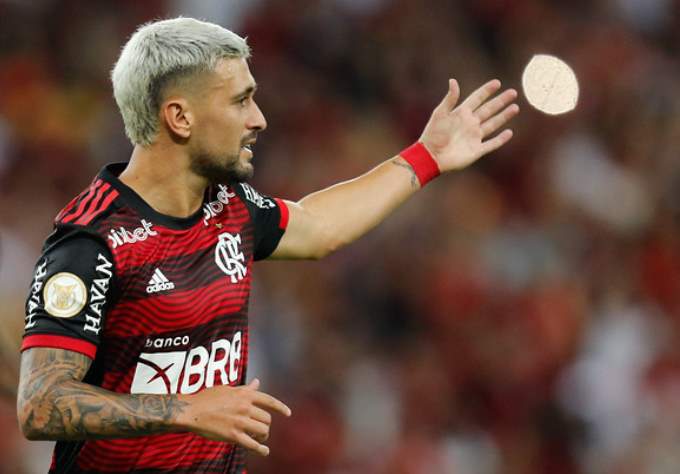 Arrascaeta treina com bola no Flamengo e pode jogar contra o