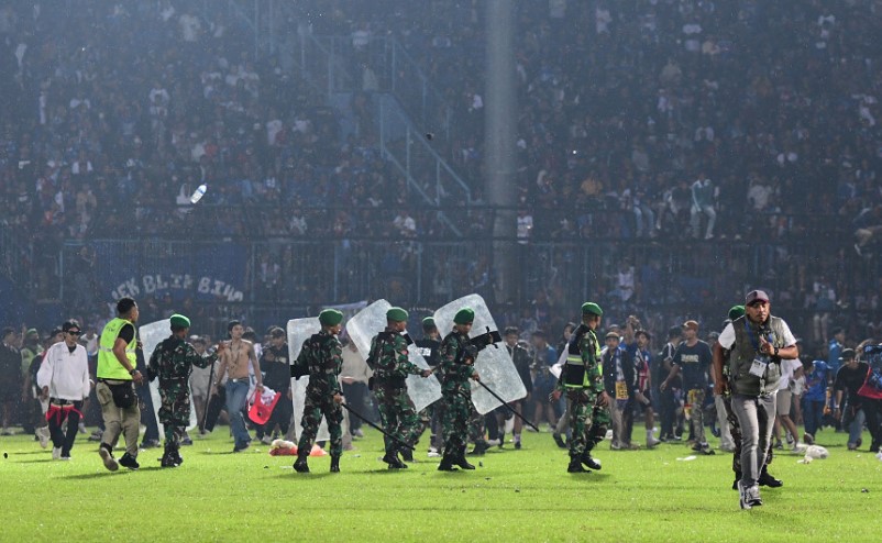 Tragédia na Indonésia ocorreu por causa de portões estreitos do estádio, diz PM