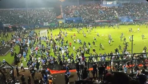 Indonésia afasta nove policiais após tumulto que matou mais de 130 em estádio