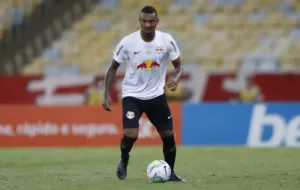 Expulso contra o Flamengo, lateral do Red Bull Bragantino é absolvido pelo STJD