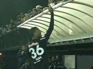Lateral do RB Bragantino se desculpa após mostrar dedo do meio para torcedores