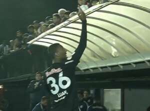 Lateral do RB Bragantino é substituído e mostra o dedo do meio para torcedores