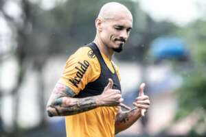 Zagueiro Maicon se recupera de lesão muscular e reforça o Santos em Goiânia