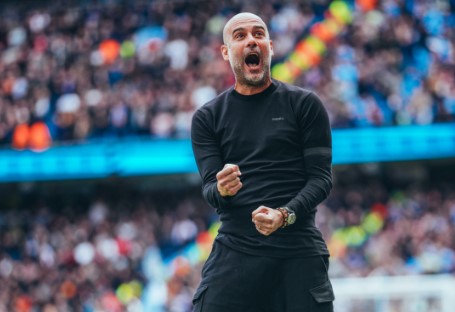 Guardiola comemorando goleada do City sobre o United Haaland Ibrahimovic