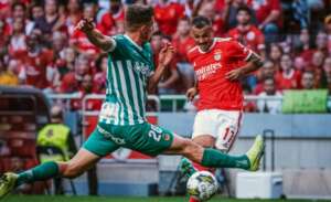 PORTUGUÊS: Benfica vence e segue líder; Porto vence e segue vice