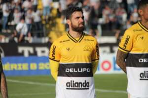 Série B: Zagueiro do Criciúma, Rayan é sincero sobre chances de acesso: 'É difícil'