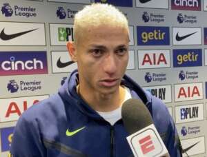 Inglês: Richarlison chora ao falar de lesão e teme perder Copa do Mundo