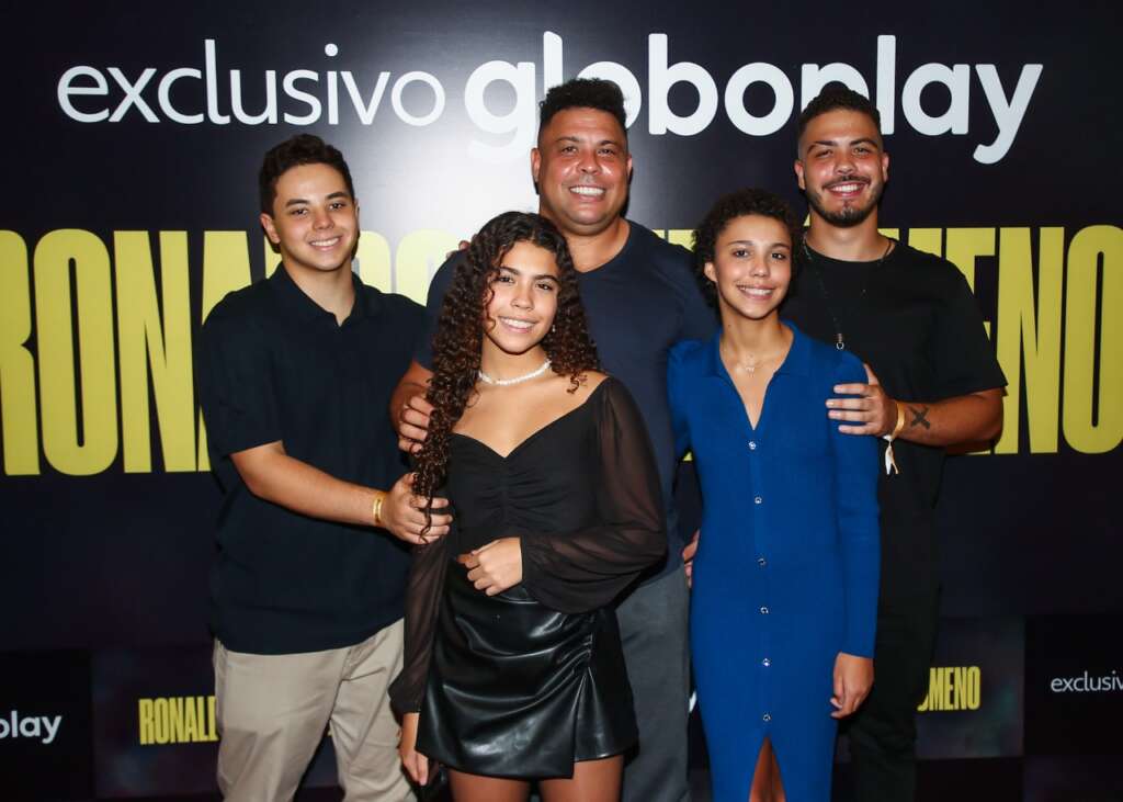 Ronaldo vê trajetória de ascensão meteórica, dramas e sucesso em documentário