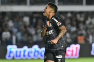 Marcos Leonardo festeja belo gol e as pazes com a torcida do Santos