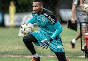 Com sondagens do Brasil e da Europa, Santos aceita negociar goleiro John
