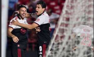 São Paulo 3 x 1 Coritiba - Tricolor vence jogo atrasado e cola no G8