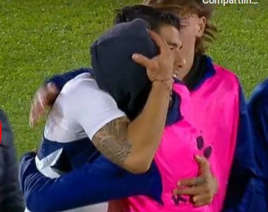 Suárez deu camisa ao gandula que caiu no túnel do Estádio Centenário, veja vídeo