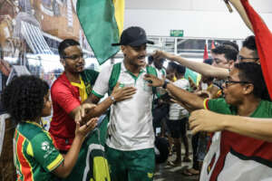 Série B: Elenco do Sampaio Corrêa é abraçado pela torcida antes de embarque