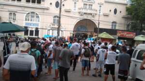 Série B: Torcida do Vasco fica sem ingresso e protesta em frente a São Januário