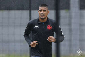 Após fala de Edmundo, dirigente do Vasco rebate: 'Cabeça pequena e boca grande'