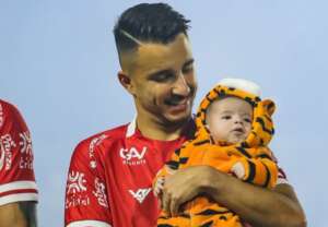 Série B: Matheuzinho leva filho no campo e faz gol da vitória do Vila Nova contra Cruzeiro