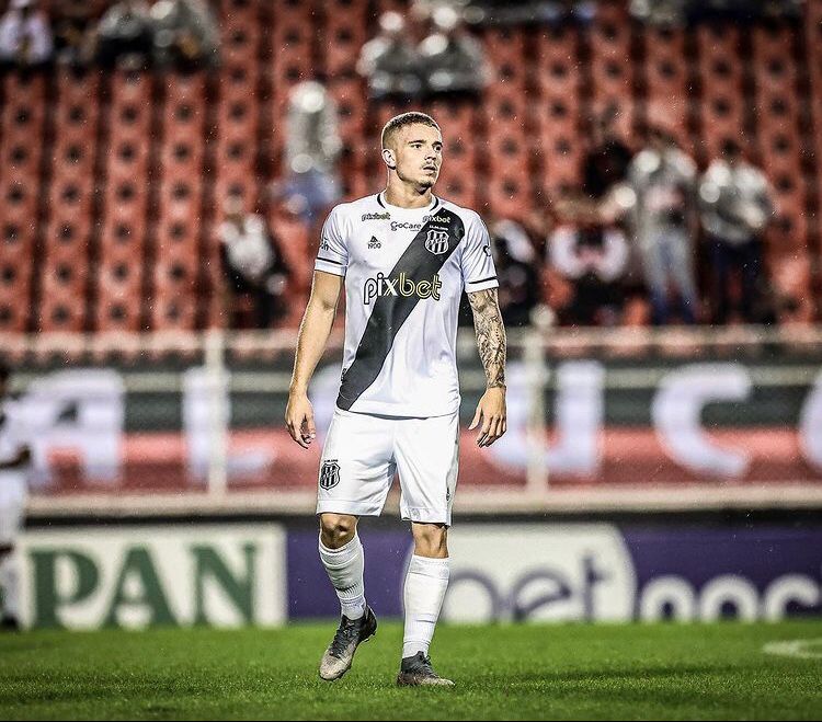 Léo Naldi chega a marca de 70 jogos com a camisa da Ponte Preta e comemora: “É sempre bom ter o trabalho reconhecido”