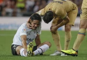 Cavani sofre lesão no tornozelo e causa apreensão com proximidade da Copa