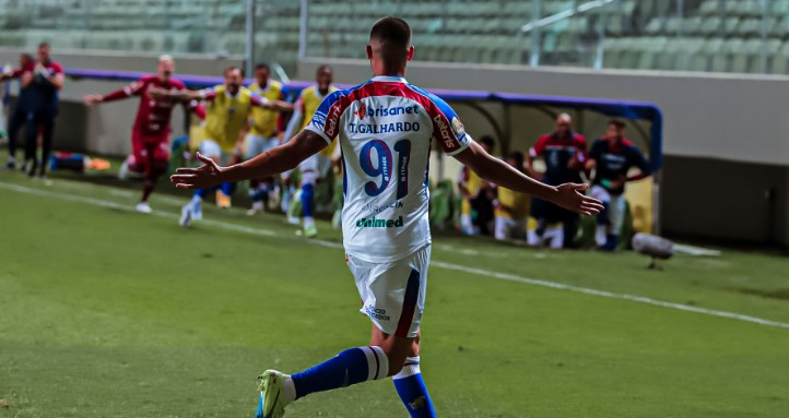 Thiago Galhardo marcou os dois gols do Fortaleza