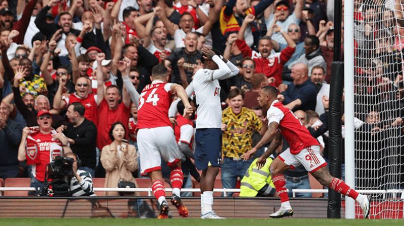 Arsenal vence Tottenham no Inglês