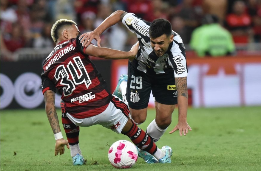 CBF divulga áudio do VAR de lance polêmico de Flamengo x Santos: 'Tropeça no pé'