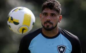 Lateral treina com bola e pode voltar a reforçar o Botafogo no Brasileirão
