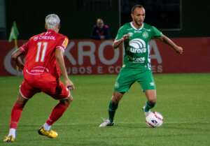 Chapecoense 3 x 2 Tombense - Chapecoense vence, respira e rebaixa Náutico e Brusque para a Série C