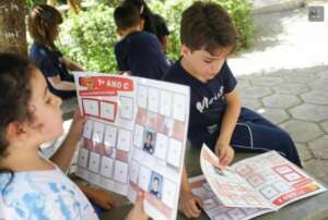 Colégio de São Paulo cria álbum de figurinhas da Copa com os alunos como craques