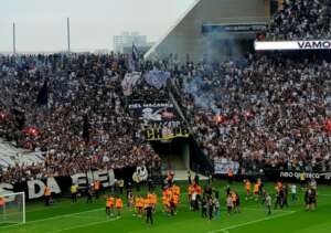 Corinthians encerra preparação para final e deixa CT com nova festa da torcida