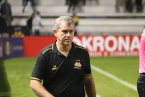 Série B: Com pés no chão, Tencati fala sobre briga pelo acesso: “Criciúma está colhendo o que plantou”