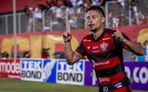 Série C: Em despedida de Dinei, ídolo do Vitória, Rafinha faz gol que Pelé não fez!