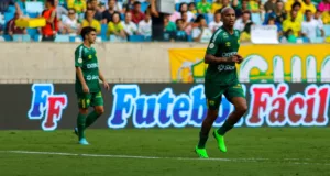 Torcida depreda carros de jogadores do Cuiabá após derrota para o Goiás