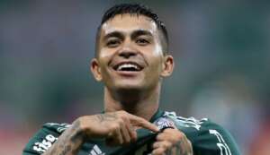 Dudu atinge marca de 400 partidas pelo Palmeiras e comemora