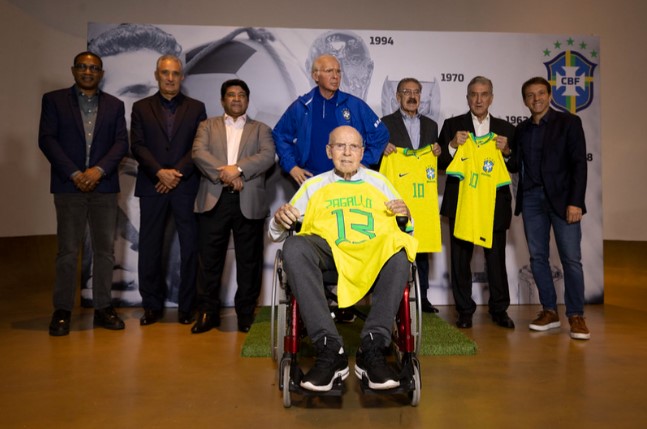 Às vésperas da Copa do Mundo, Zagallo ganha estátua de cera no museu da seleção