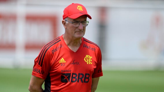 Dorival Júnior observa treino do Flamengo