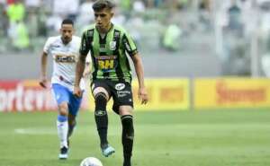 Alvo de Guarani e Chapecoense, volante tem futuro indefinido no América-MG