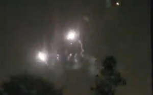 Torcida do Corinthians faz foguetório em frente ao hotel do Flamengo