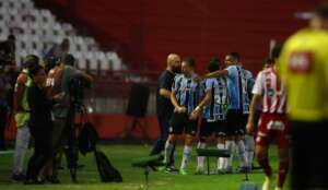 Renato Gaúcho pede fim de 'amadores' no Grêmio e jogadores comemoram acesso